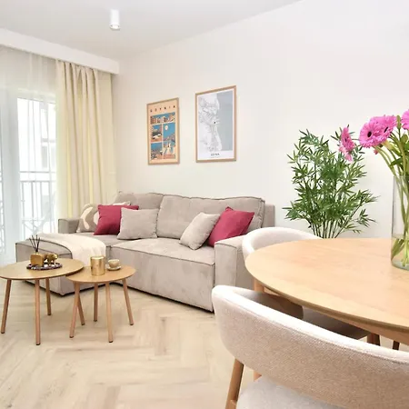 Totu Modern Balcony 아파트 그디니아