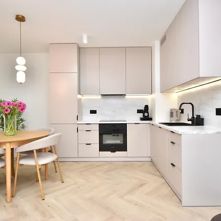 Totu Modern Balcony 아파트 그디니아
